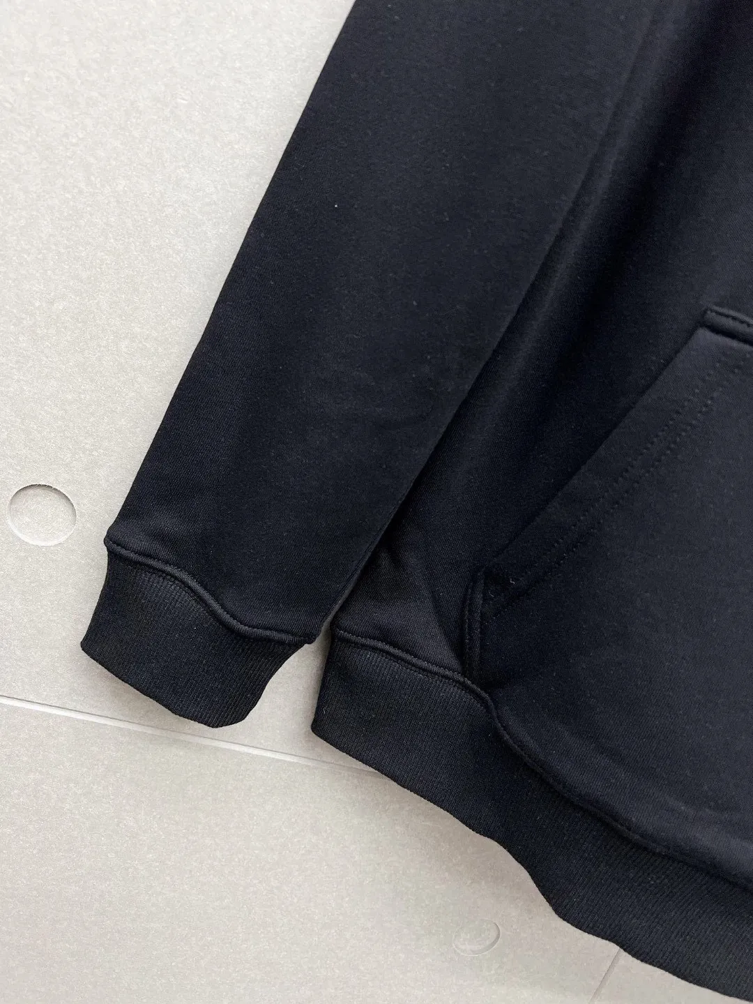 🅿️240 brand [LV Louis Vuitton] (good news for fat people) 2025ss autumn latest long-sleeved round-neck sweatshirt, on sale simultaneously on the official website. Refreshing and breathable. Made of top Tencel Roman. Comfortable and soft. 3D three-dimensional clarity. Super fashion sense. Great for gifting and keeping for yourself. Size: M-5XL (can wear up to 220 pounds)